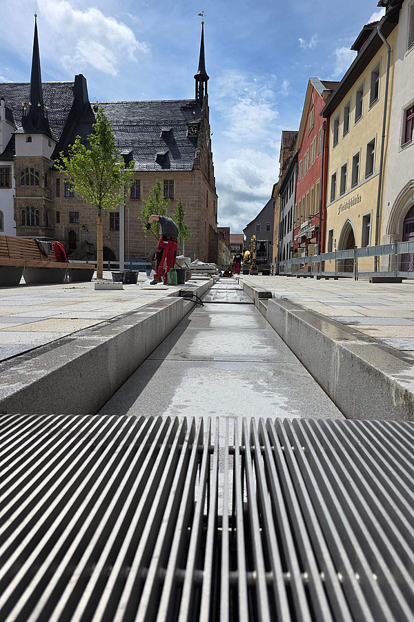 20260520-Verlegung-Bodenplatten-Wasserrinne.jpg