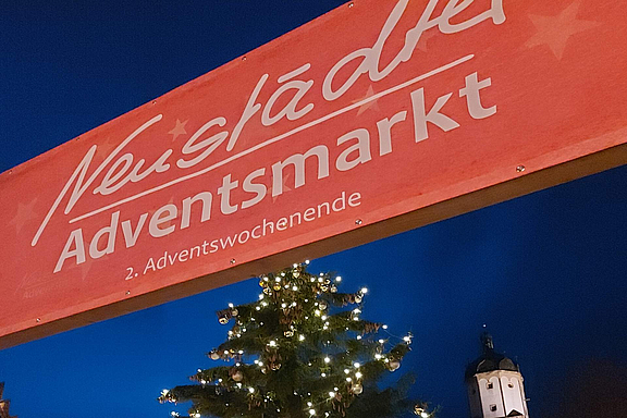 adventsmarkt-banner-baum_c_123rf.jpg  