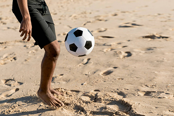 fussball-soccer-beach_c_Bild-von-Freepik.jpg  